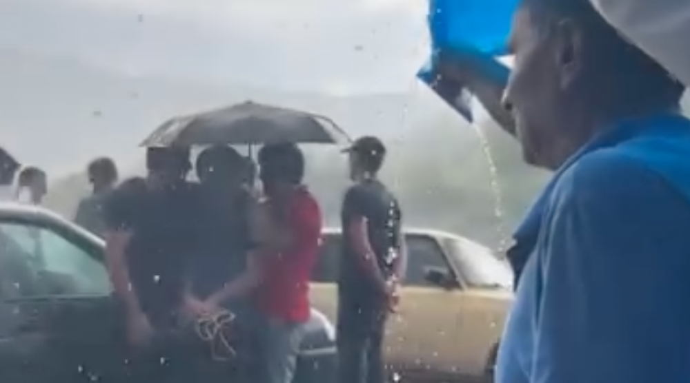 Կիրանցում կարկուտ է, բայց ժողովուրդը շարունակում է փակ պահել ճանապարհը (տեսանյութ)