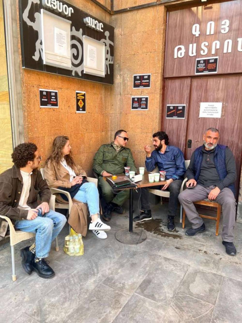 «Գոյ» թատրոնից դիմաց դերասանները անժամկետ նստացույց են սկսել