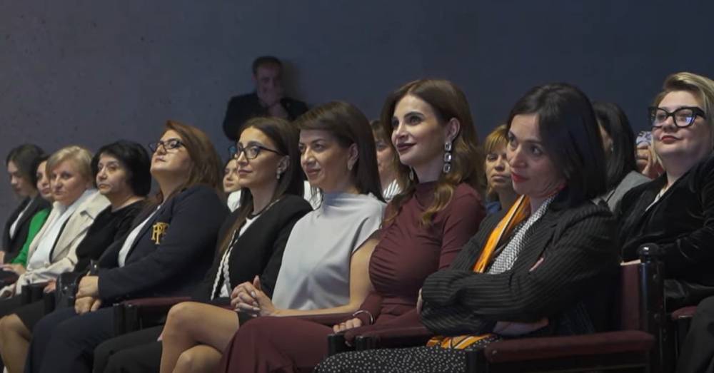 Աննա Հակոբյանը ԱԺ նախագահի կնոջ և Ժաննա Անդրեասյանի հետ Կոմիտաս է լսել