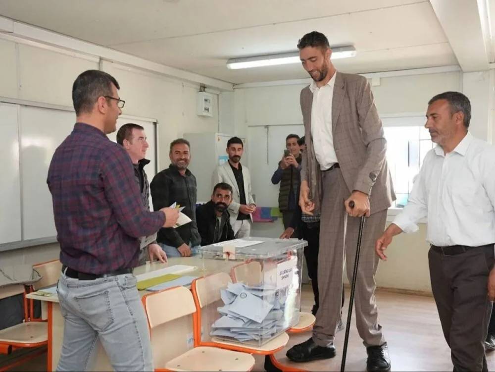 Թուրքիայի ՏԻՄ ընտրություններին մասնակցել են նաև աշխարհի ամենաբարձրահասակ կինն ու տղամարդը (լուսանկար)