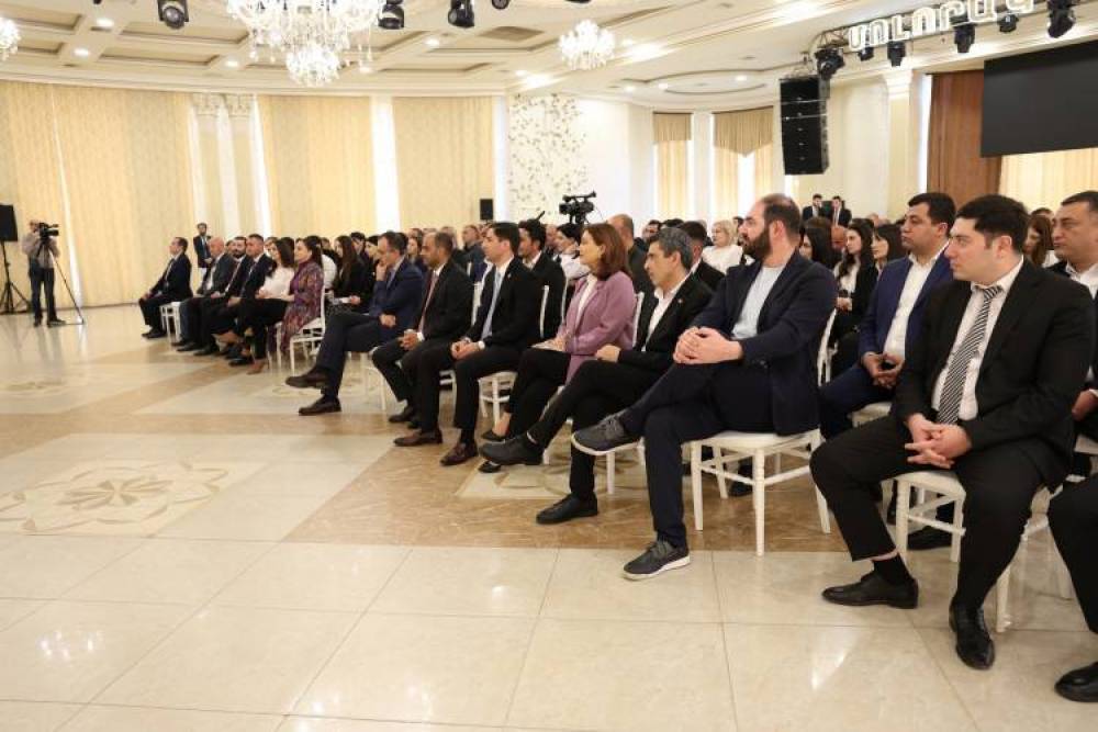 Գարիկ Սարգսյանը «բրեժնեւյան» ոճով քծնել, գովերգել է «շեֆին»․«Հրապարակ»