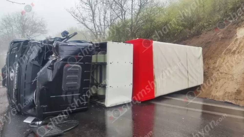Խոշոր ավտովթար՝ Տավուշում․ «Shacman» բեռնատարը բախվել է հողաթմբին և փակել ճանապարհը․ կա վիրավոր