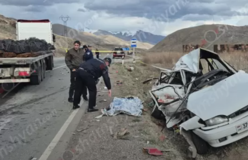 Զոհեր, տուժածներ. Բախվել են երկաթե ամրաններ տեղափոխող բեռնատարն ու ՎԱԶ 21014-ը