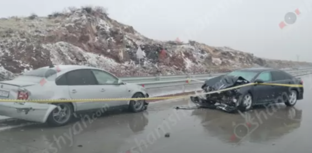 Երևան-Գյումրի ճանապարհին բախվել են «Toyota Camry»-ն, «Volkswagen»-ը և «Mercedes Vito»-ն․կա 5 վիրավոր