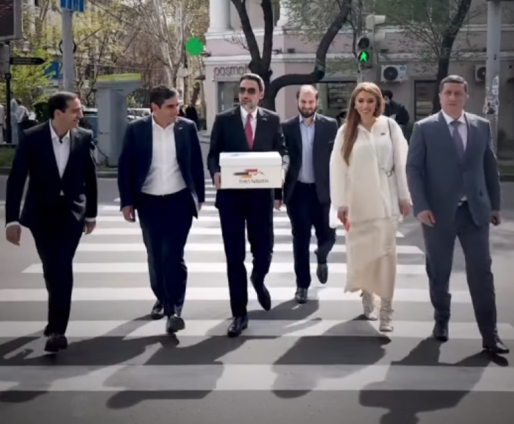 Այսօր մենք կատարեցինք փոփոխությունների ճանապարհի առաջին պաշտոնական քայլը՝ հաջորդ վարչապետ Սամվել Կարապետյանի հետ․ «Ուժեղ Հայաստանը» փաստաթղթերը ներկայացրել է ԿԸՀ (տեսանյութ)