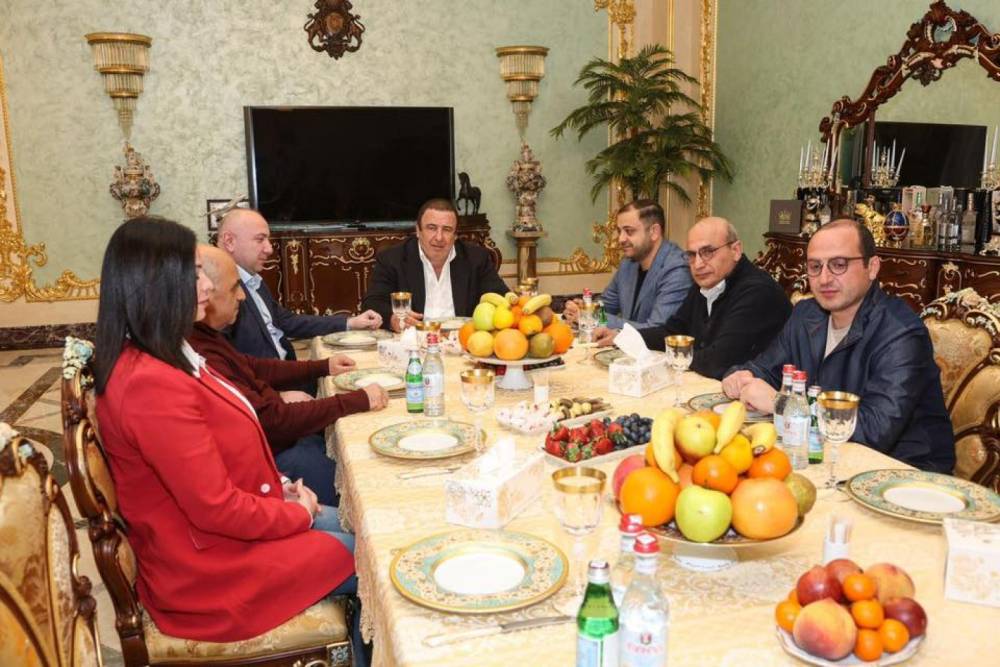 «Բարգավաճ Հայաստան» կուսակցության նախագահ Գագիկ Ծառուկյանն աշխատանքային հանդիպում է ունեցել «Մայր Հայաստան» կուսակցության վարչության անդամների հետ