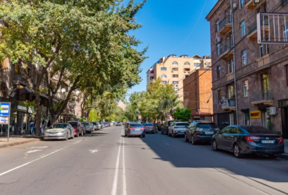 Սարյան փողոցի մայթերի մոտ ավտոմեքենաներ չկայանել. Քաղաքապետարան