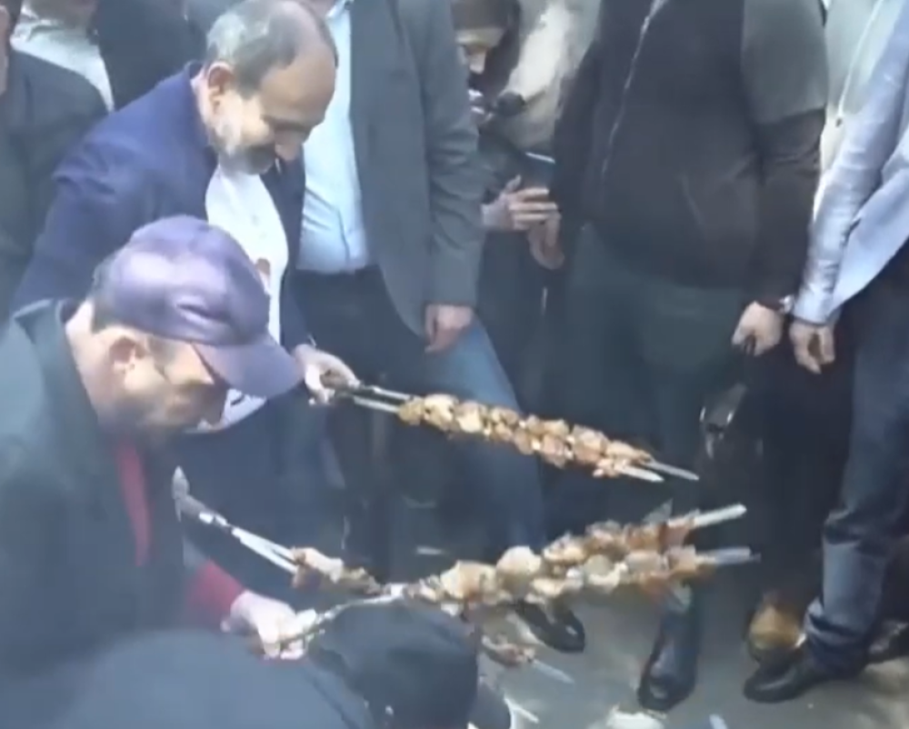 Փաշինյանը «խորոված փարթիի» է հրավիրում՝ Ամիրյան փողոցում