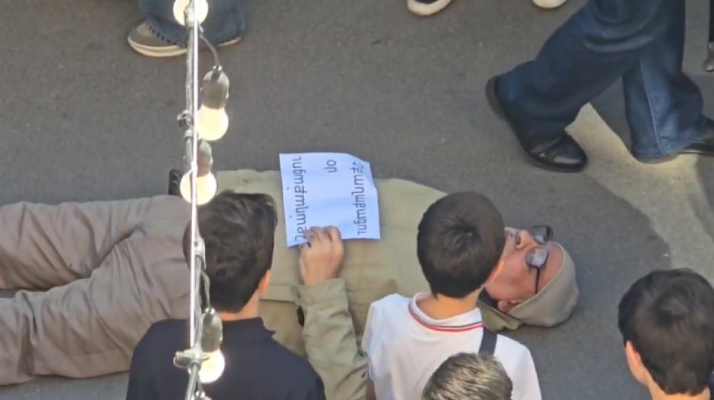 Բերման է ենթարկվել ակտիվիստ Վարդգես Գասպարին, որը Ամիրյան փողոցում բողոքի ակցիա էր իրականացնում