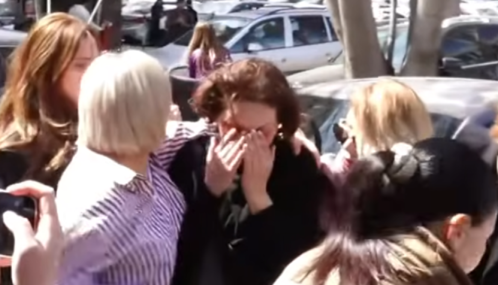 Շտապ. Դավիթի մայրը ուշաթափվեց. ծանր վիճակ՝ դատարանի դիմաց