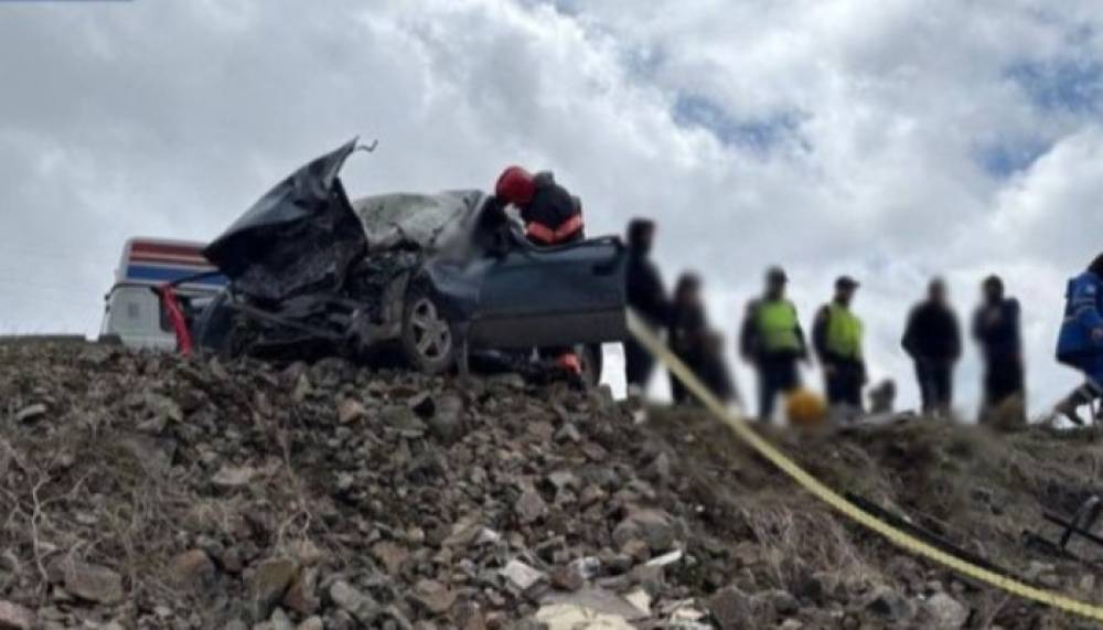 Մահացածներից մեկը 31-ամյա երիտասարդ է։ Ավտոմեքենայում եղել են նրա մայրը, կինը և երեխաները։ Բոլորը մահացել են