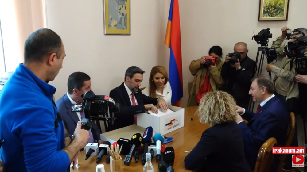 «Ուժեղ Հայաստանի» անդամները փաստաթղթերը ներկայացրեցին ԿԸՀ