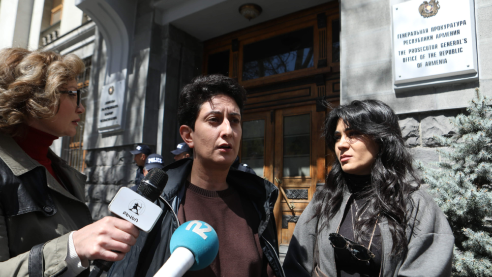 Այո, պահանջում և խնդրում ենք, որ տիկին Վարդապետյանն իջնի ներքև ու զրուցի մեզ հետ. Աննա Հովհաննիսյան