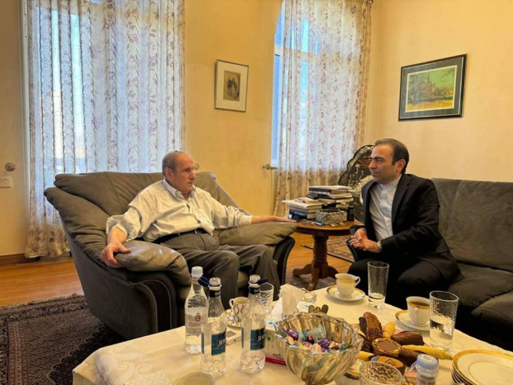 Լևոն Տեր-Պետրոսյանը հյուրընկալել է ՀՀ-ում Իրանի դեսպան Խալիլ Շիրղոլամիին