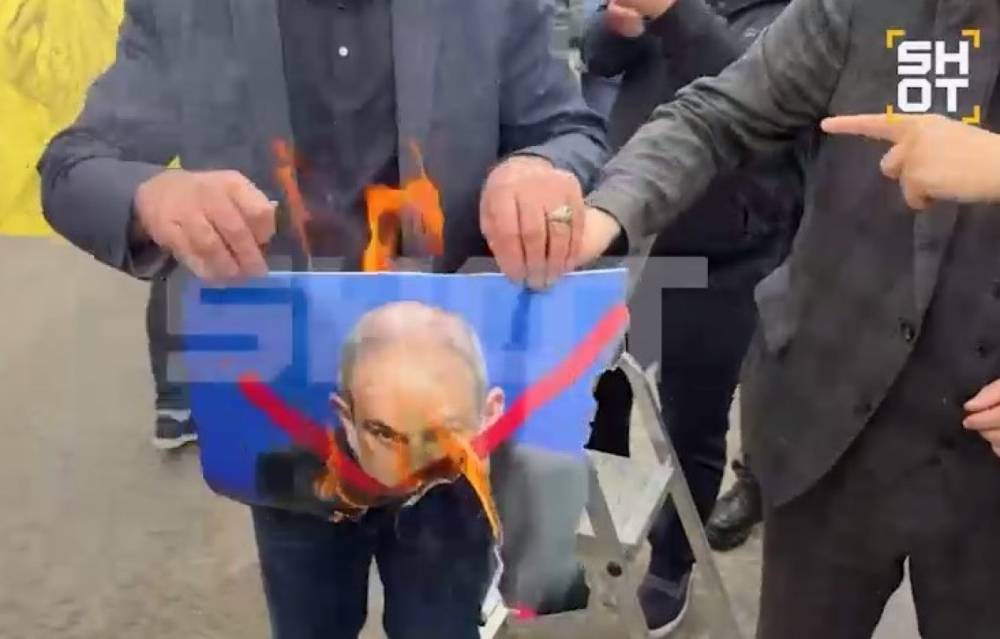 Փաշինյանի դիմանկարը այրել են Մոսկվայում՝ Հայաստանի դեսպանատան մոտ հանրահավաքի ժամանակ (Տեսանյութ)