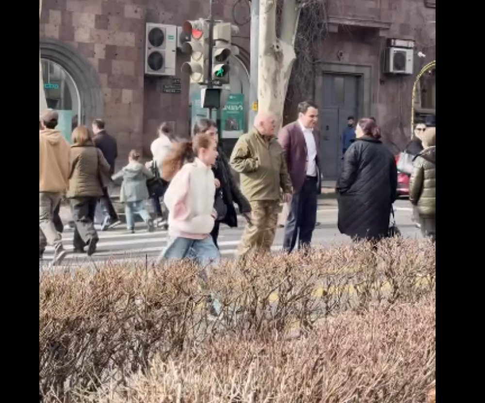 Նարեկ Կարապետյանը և Արթուր Ավանեսյանը զբոսնում են Երևանի փողոցներով, շփվում քաղաքացիների հետ (Տեսանյութ)