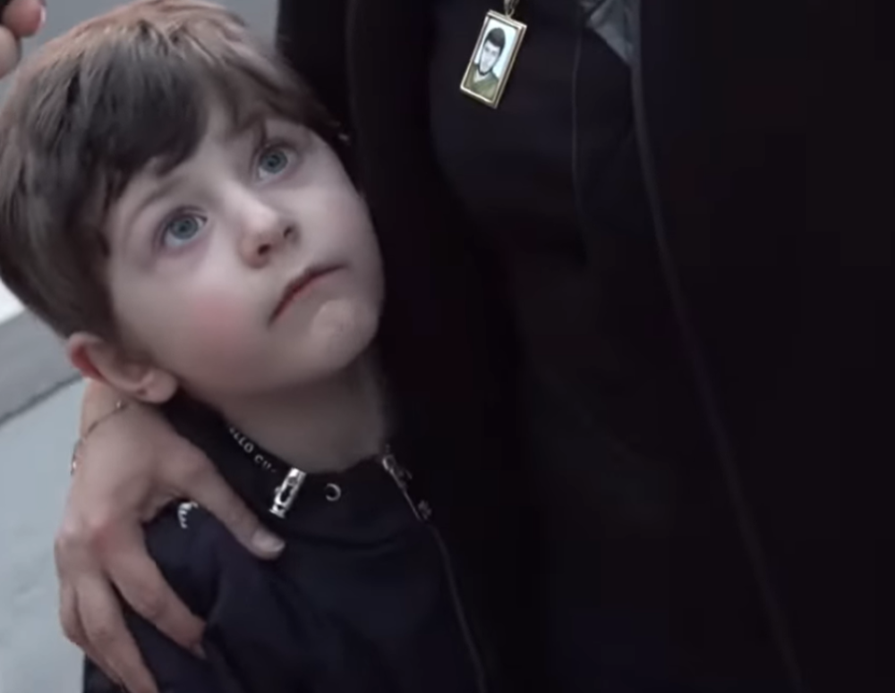 «Իմ փոքրիկը պետք է տեսնի՝ մենք մեր պատմությունը չենք ուրանում». 44-օրյայի անմահ հերոս Մխիթար Գալեյանի մայրն ու եղբայրը մասնակցում են Ջահերով երթին