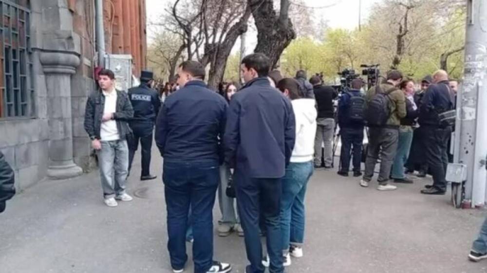 «Ուժեղ Հայաստանի» աջակցի տանից խուզարկության արդյունքում քննիչները տարել են հեռախոսները