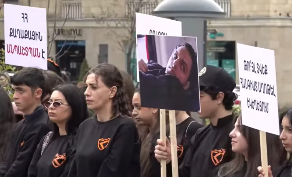 «Նա ոչ մի մեղք չի գործել, ընդամենը մասնակցել է պատարագի». Երիտասարդների ակցիան՝ հաջակցություն կալանավորված դպրոցական Դավիթ Մինասյանի