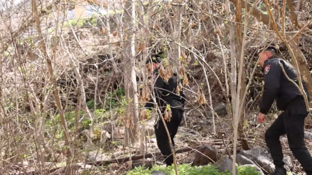 Արտառոց դեպք Երևանում. Հրազդանի կիրճ թմրանյութի փաթեթների հետևից եկած տղամարդը, ոստիկաններին տեսնելով, փախել է ու ընկել ջրանցքը