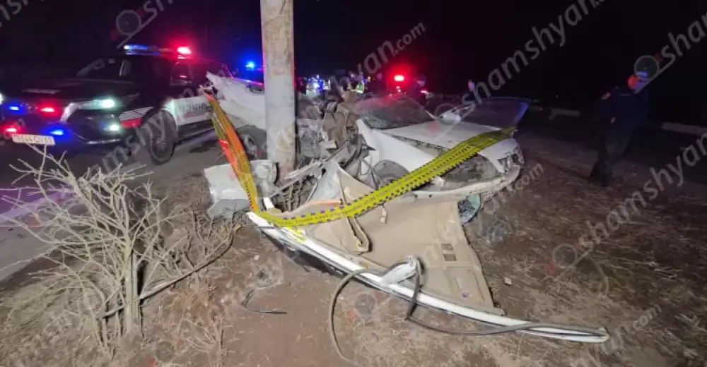 1 զոհ, 2 վիրավոր․ «Շանգրի-Լա»-ի հարևանությամբ Nissan-ը բախվել է քարե պատնեշին, ապա գովազդային սյանը