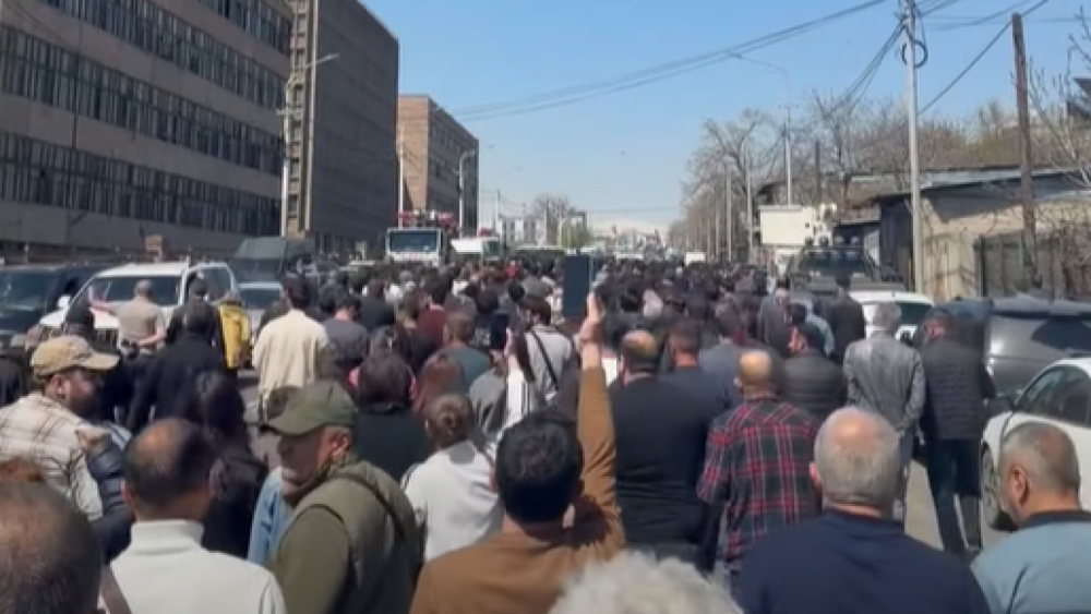 Սամվել Կարապետյանի աջակիցները երթով շարժվում են դեպի Հակակոռուպցիոն դատարան