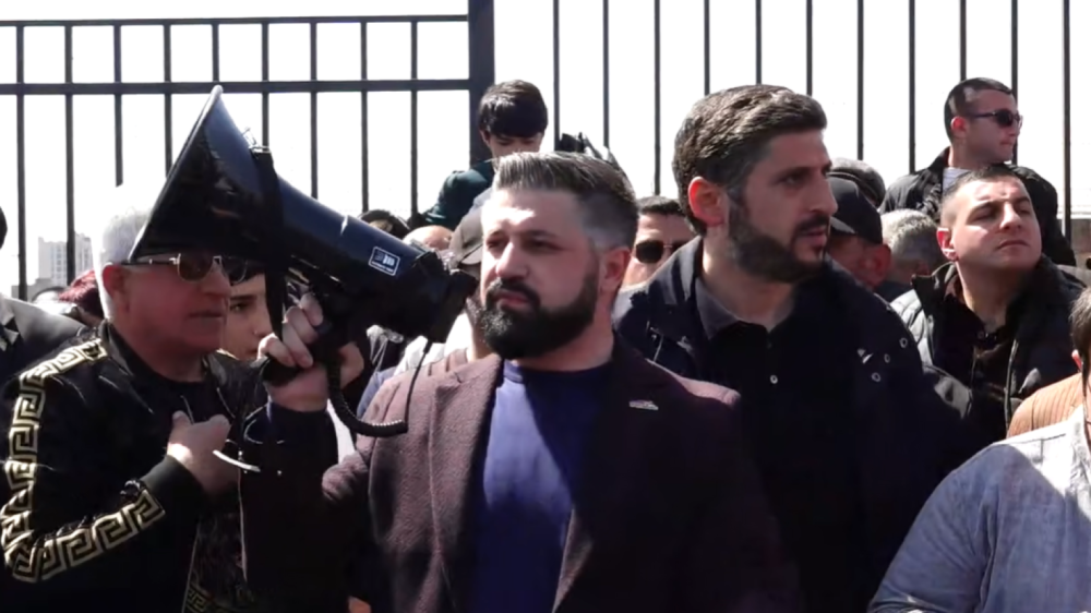 Փոքրիկ խմբակին հորդորում ենք խաղաղվել, խաղաղվել ու նորից խաղաղվել. Ալեքսանյան