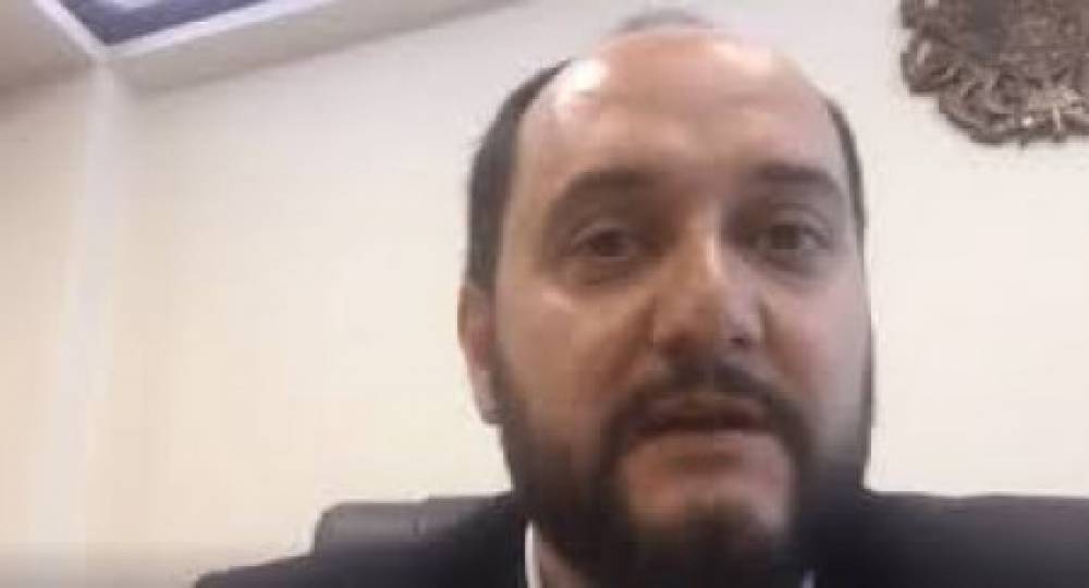 Սև ու սպիտա՞կ, թե՞ հարմար ու համեստ. ԿԳ նախարարն ուղիղ եթերում է