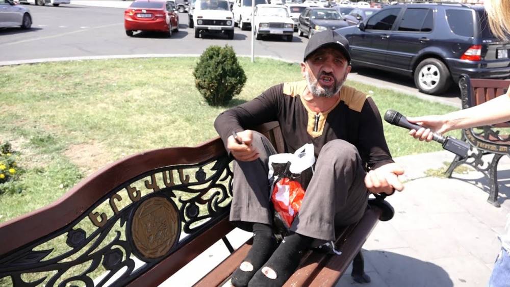 Կառավարության մոտ քաղաքացին ի նշան բողոքի մեխել էր ոտքերը․ Նիկոլ Փաշինյանի հետ հանդիպում է խնդրում