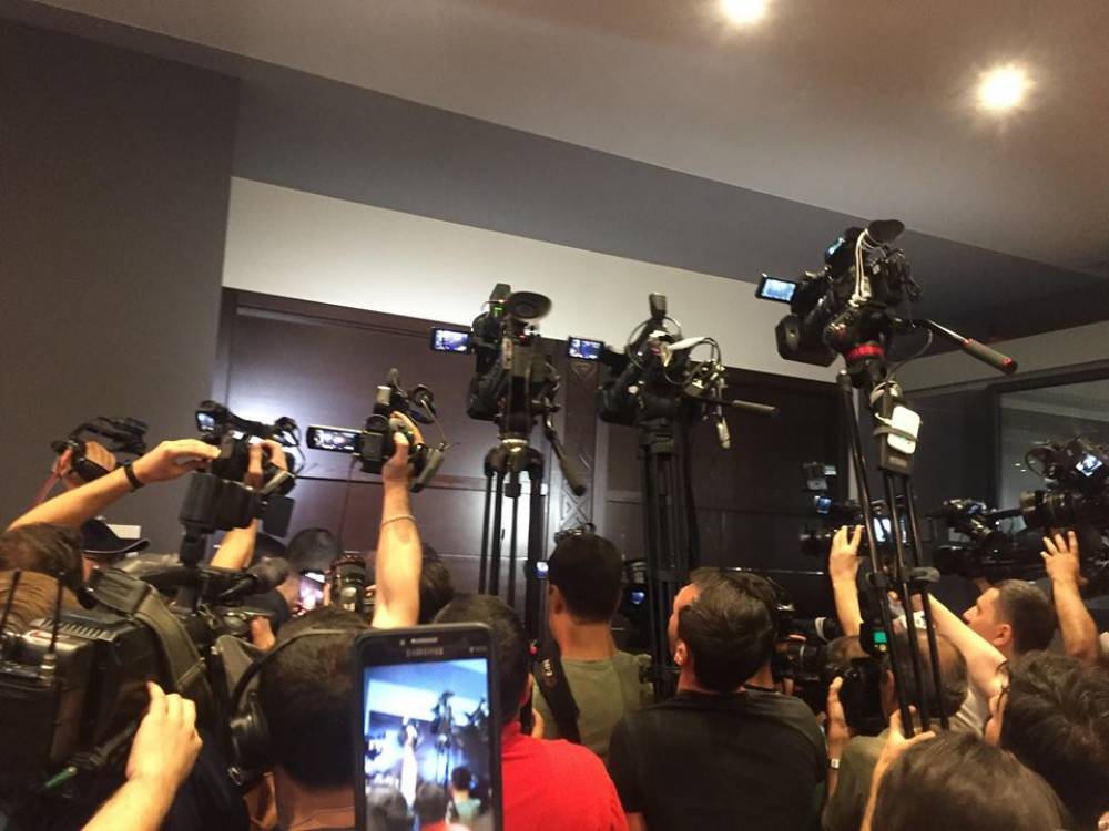 Ակտիվիստները ներխուժել են ասուլիսի սրահ (տեսանյութ)