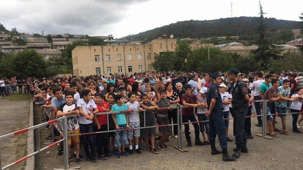 Վարչապետին սպասում են Նոյեմբերյանում (լուսանկարներ, տեսանյութ)