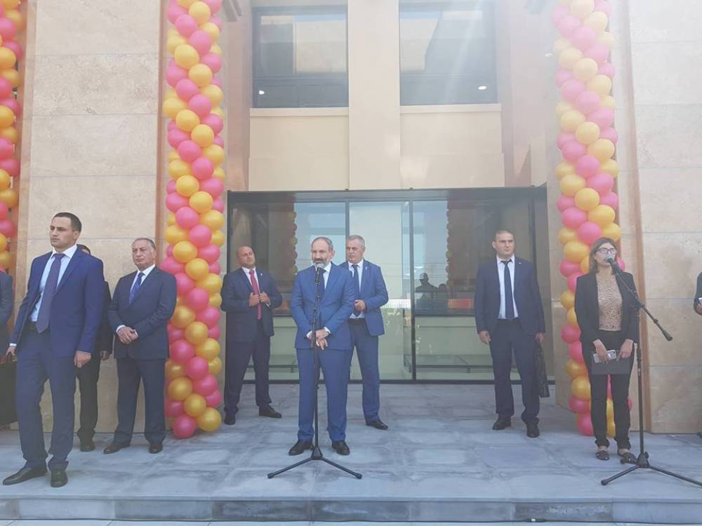 Հայաստանում 2-3 լեզու իմանալը սովորական երևույթ է. Նիկոլ Փաշինյան