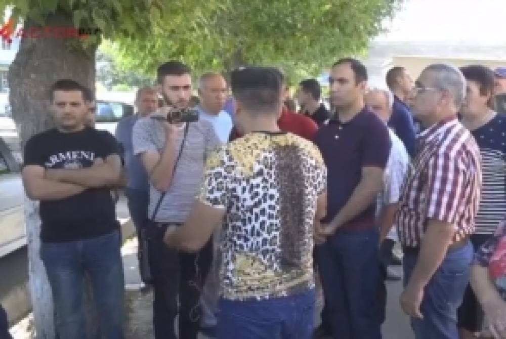 Բողոքի ակցիա Արտաշատում. վաճառողները դուրս են եկել փողոց (ուղիղ)