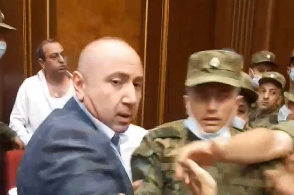 Потасовка в парламенте Армении. Драка в парламенте Армении. Между депутатами армянского парламента произошла драка.