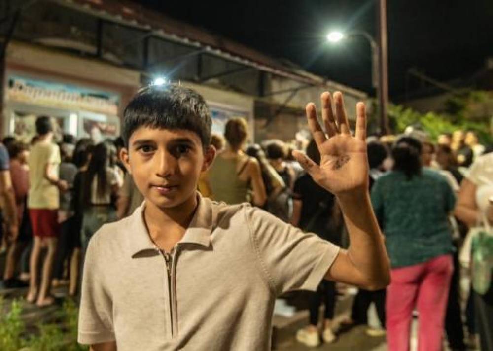 13 տարեկան Արսենը արդեն 3-րդ անգամ է հացի հերթի տետրում անունը գրում, բայց առանց հացի տուն վերադառնում