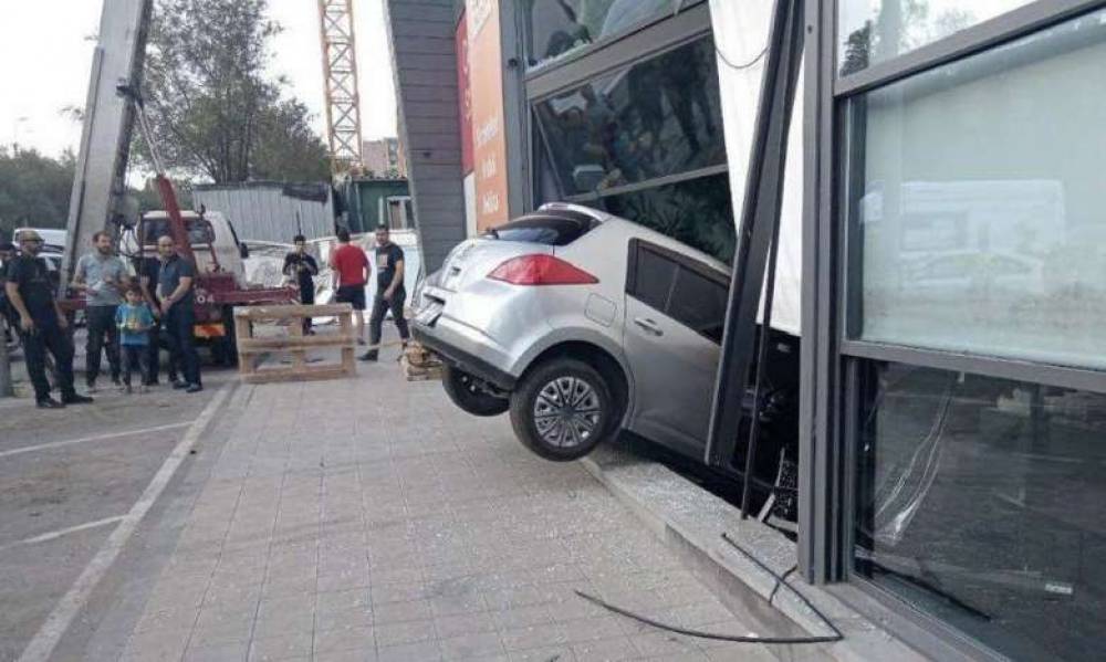 Երևանում մեքենան բախվել է «ՍԱՍ» ֆուդկորտի արտաքին երեսպատման ապակիներին