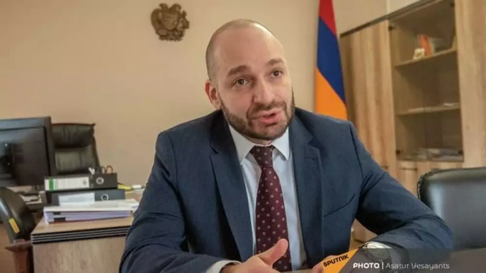 Էկոնոմիկայի փոխնախարարը քրոջն ավտոտնակ է նվիրել. «Ժողովուրդ»
