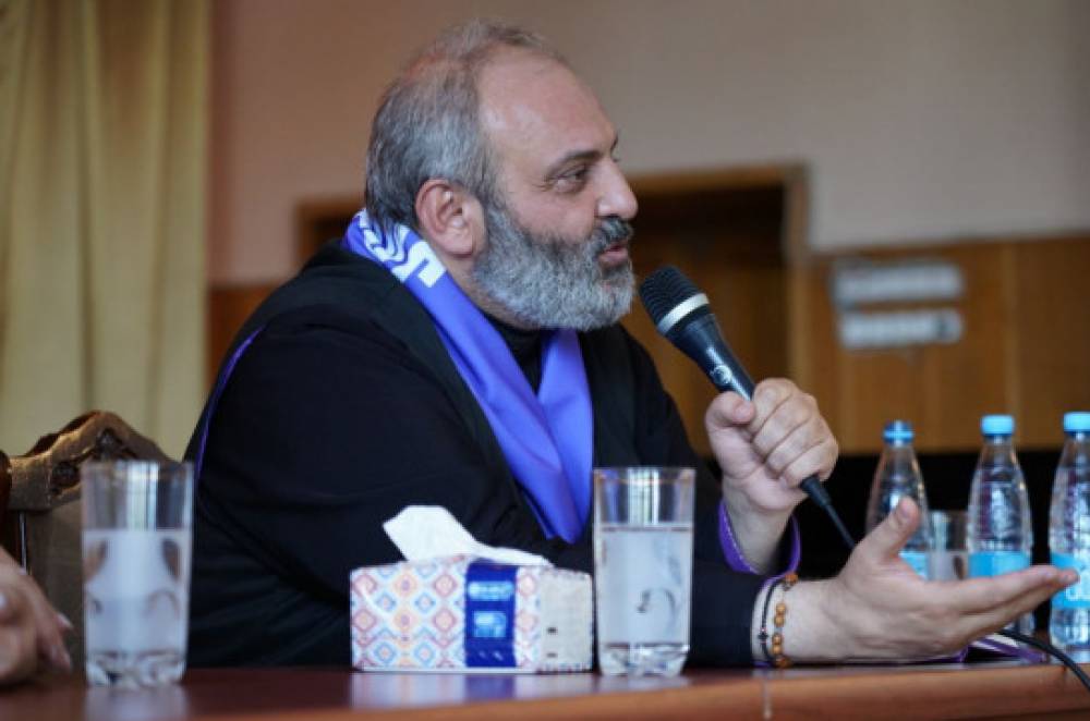 Մի փոքրիկ տուն տեսել են, ասել են՝ «դղյակ»․ Իջևանում դղյակ չեն կառուցու՞մ էդ «դղյակ» ասողները․ 250 000-անոց տներ են առնում, մեքենաներ, միլիոններ ծախսում կեղծ պրոֆիլներով սև քարոզչության վրա