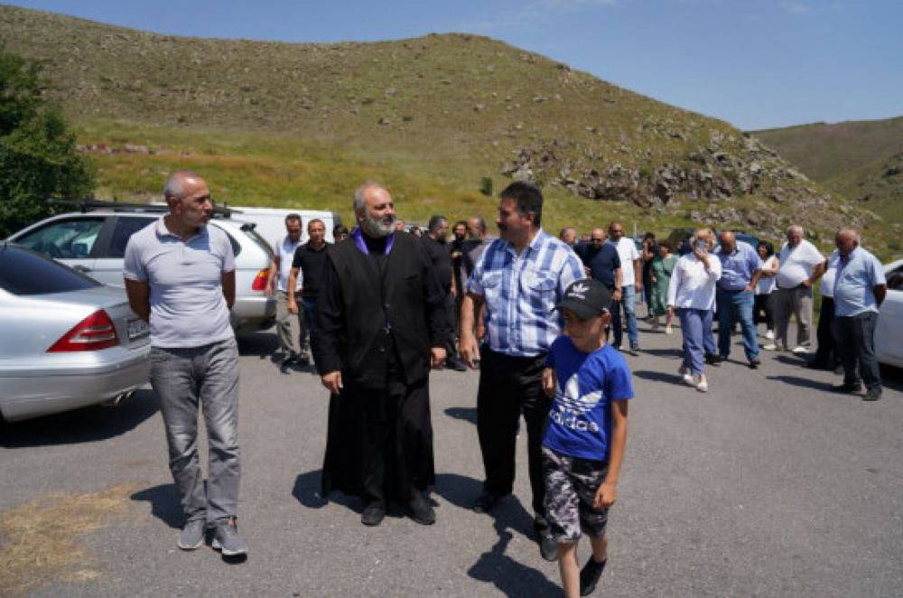Ընտրություն պետք է անել՝ կամ պատիվ, հայրենիք ունենք, կամ՝ չունենք. Սրբազանը՝ Շիրակի մարզում