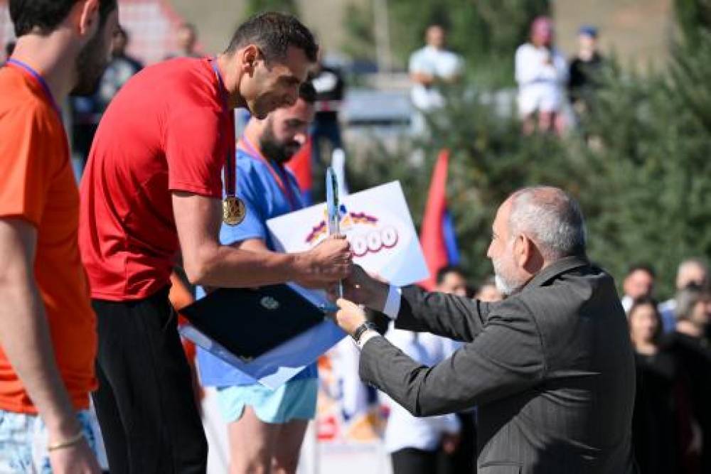 Փաշինյանը հանձնել է «ՀՀ վարչապետի գավաթ» սիրողական լողի հաղթող մասնակիցների մրցանակները