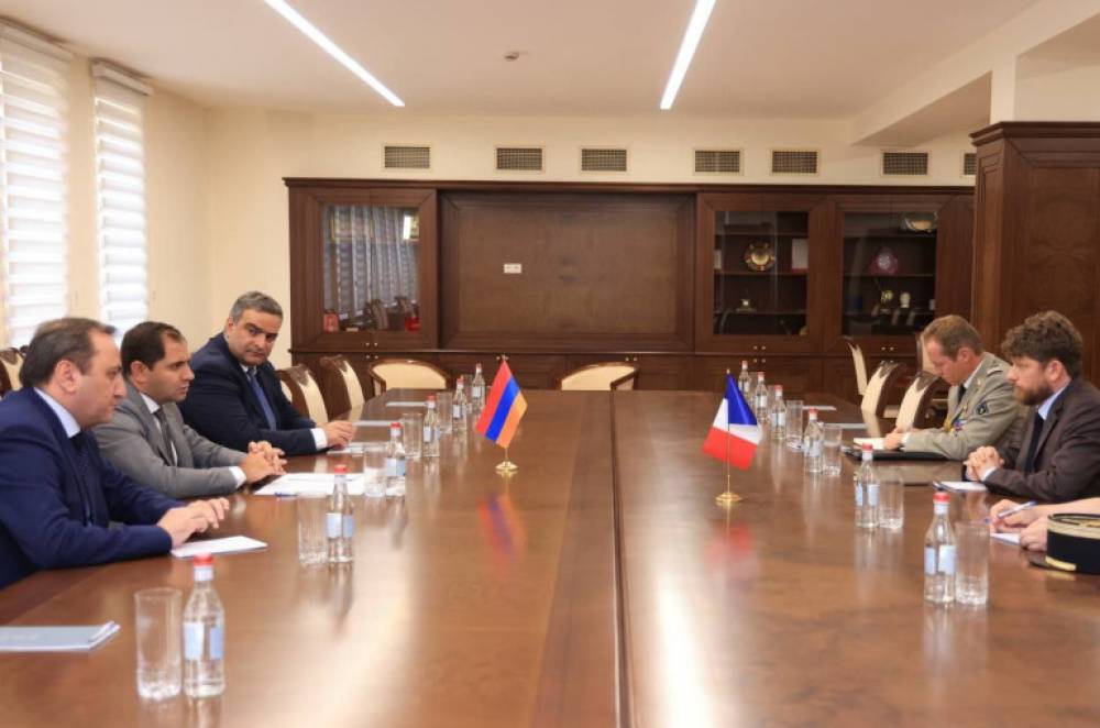 Պապիկյանն ու Ֆրանսիայի դեսպանը քննարկել են պաշտպանության բնագավառում ՀՀ-Ֆրանսիա համագործակցությանն առնչվող հարցեր