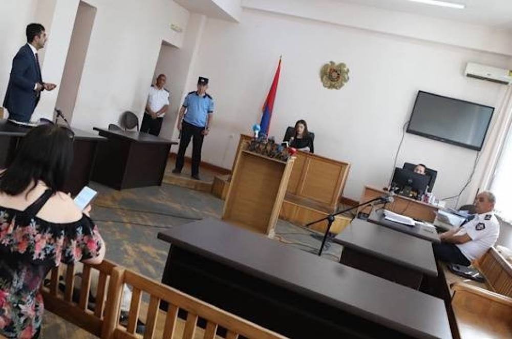 «Ինչո՞ւ թույլ չեք տալիս՝ դատարանին բացարկի միջնորդություն ներկայացնեմ». Հրայր Թովմասյանի փաստաբանը՝ դատավորին