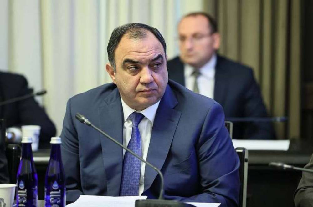 3 անշարժ գույք, «ԶԻԼ» մակնիշի բեռնատար, 27 մլն դրամ եկամուտ. ինչ է հայտարարագրել ՆԳ նախարարը