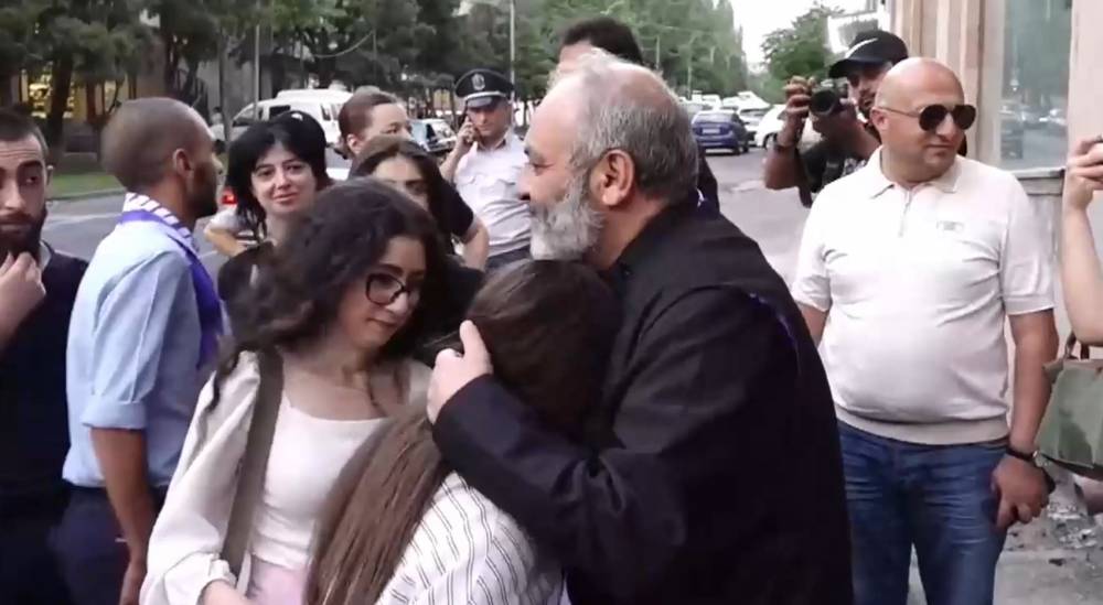 «Ու՞մ չեմ բարևել, բարի, Աստված պահապան». Սրբազանը Դավիթաշենում է, օրհնում, ողջունում է քաղաքացիներին