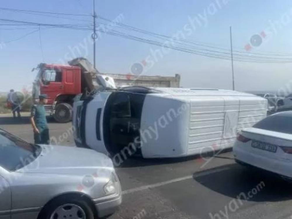 Երևանում հեռուստաաշտարակի մոտ բախվել են «Sinotruck»-ը, «Opel»-ը և «Ford»-ը. վերջինը կողաշրջվել է