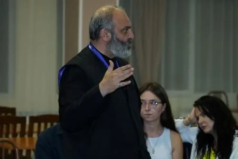 Բագրատ Սրբш զանն Աղվերանի ճամբարում զրուցել է երիտասարդների հետ