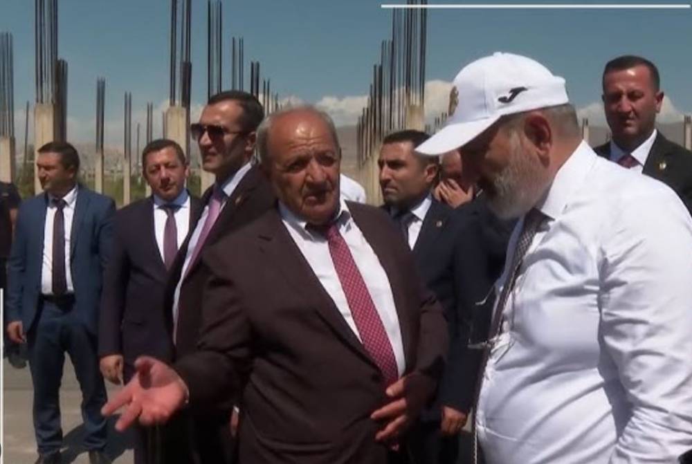 «Պարոն Փաշինյա'ն, ո՞նց եք, ուժեղ մնա', դիմացի». Արարատ քաղաքի բնակիչը` վարչապետին (տեսանյութ)
