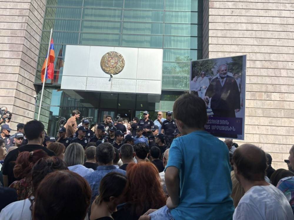 Դատարանը Բագրատ Սրբազանի և մյուսների խափանման միջոցը փոխելու հարցը չքննարկեց