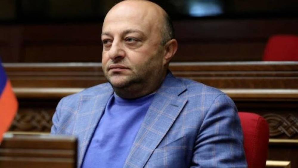 4 տարի առաջ էլ անօրինական ձևով Արթուրին կալանավորեցին, սակայն վերջինս շարք վերադառնալուց անմիջապես հետո, լծվեց իշխող ռեժիմի դեմ պայքարին. Աբրահամյան