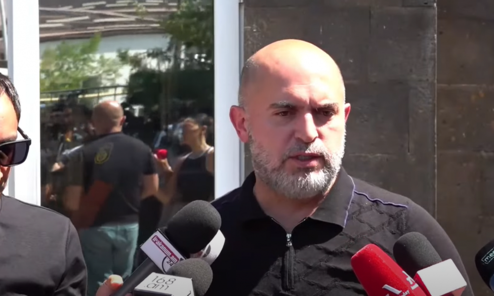 Մեր բոլորի ամոթն է, որ այսօր պետք է Միքայել Սրբազանին տեսնենք ապակե պատի ետևում՝ ոչ մի բանի համար. Արմեն Աշոտյան